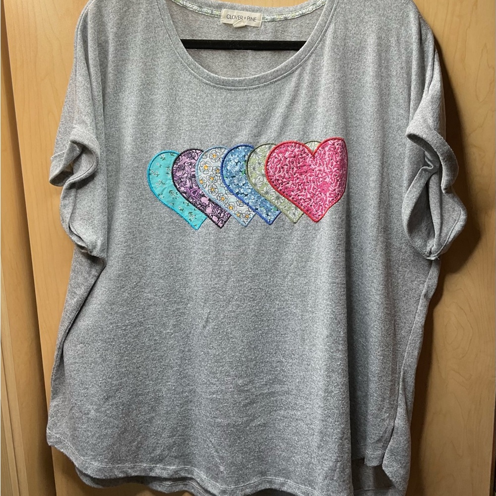 🇺🇸 Clover + Pine Gray Short Sleeve Blouse w/Multicolor Patch Heart Design, SZ 3X